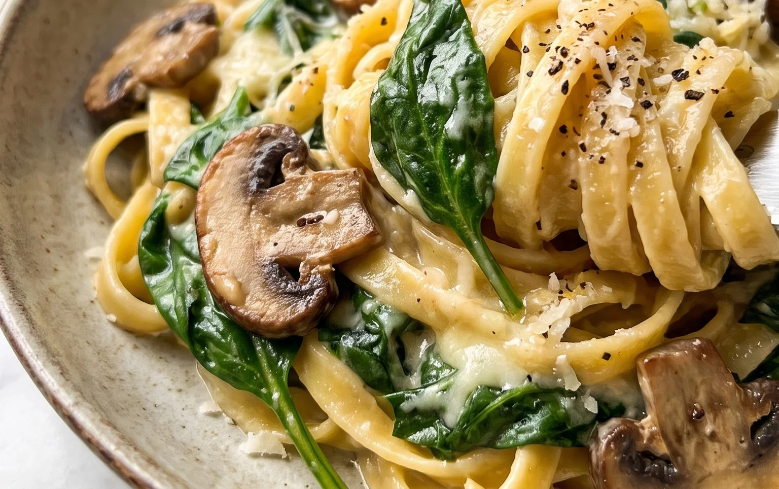 One-Pot Garlic Parmesan Pasta with Spinach and Mushrooms